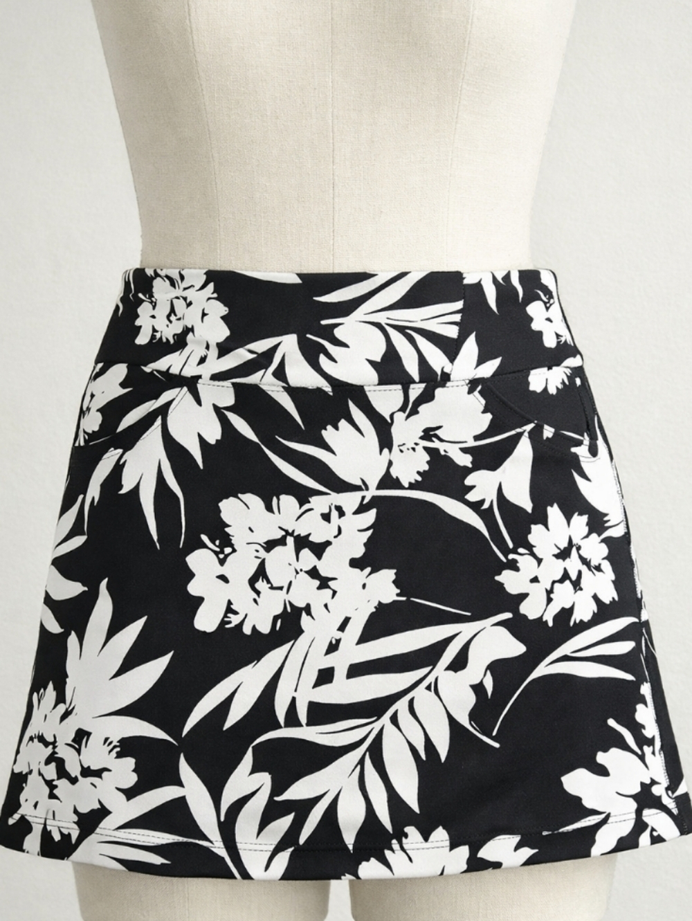 S.C. & CO. Black & White Floral Athletic Skort – Size SMALL - Picture 1 of 12